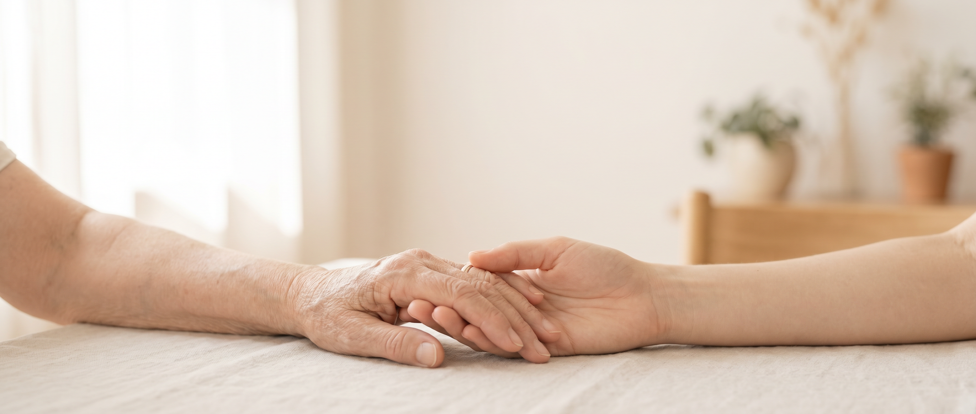 Hendur sem halda saman — tákn um stuðning og umhyggju